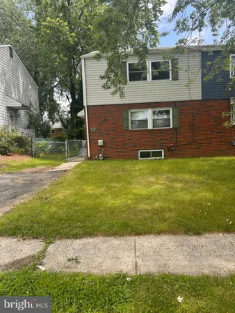a view of a house with backyard