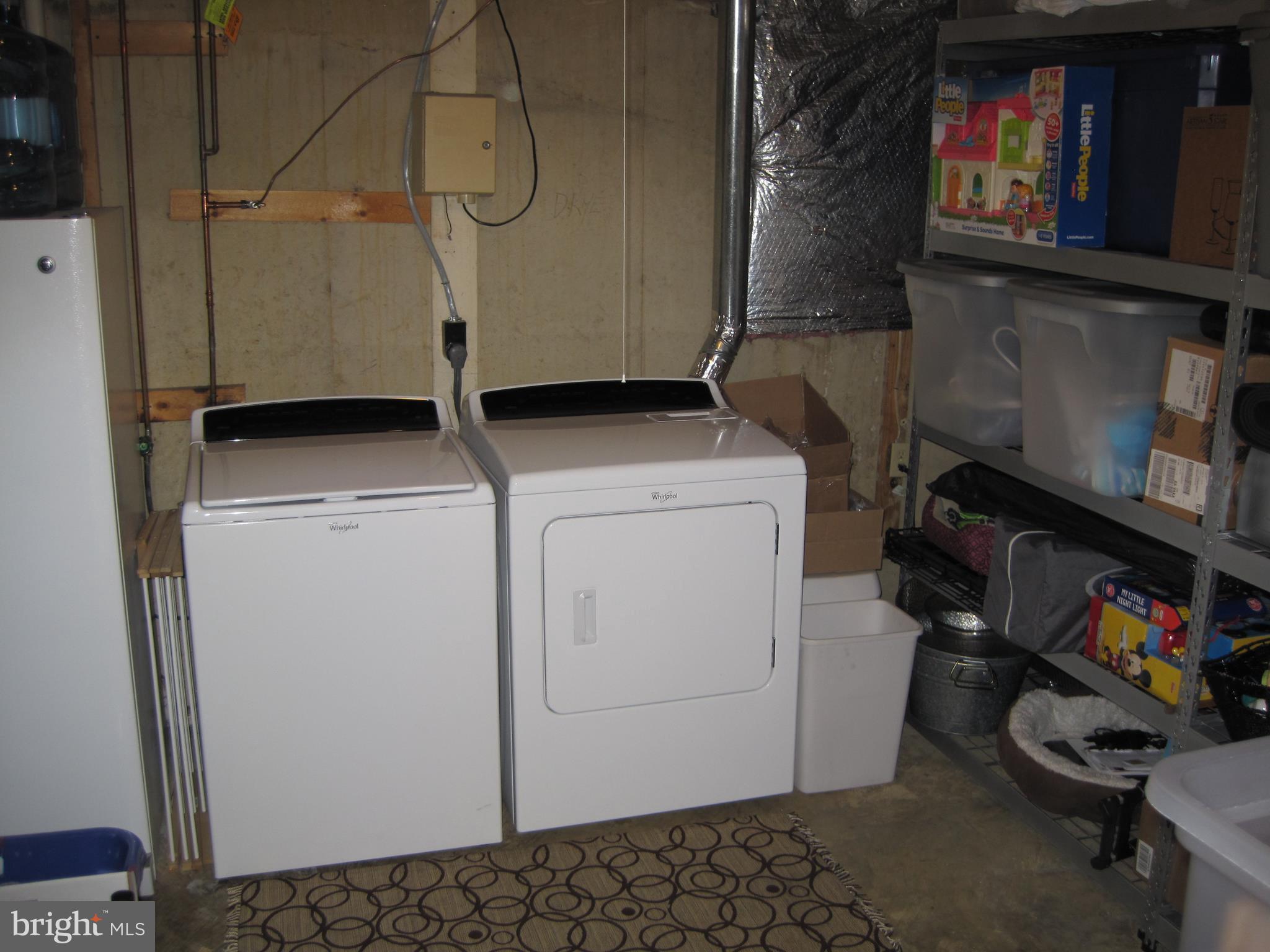6178 Morning Glory Road Alexandria, VA 22310 - Photo 23 of 26 a utility room with dryer and washer