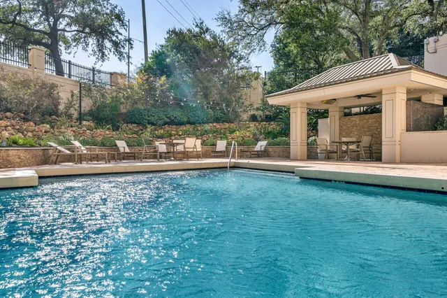 a view of a house with backyard and garden