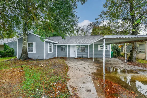 $1,775 | 500 Farrer Street, Angleton, TX 77515