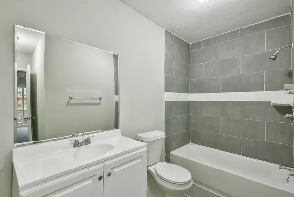 $1,775 | 500 Farrer Street, Angleton, TX 77515