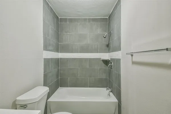 $1,775 | 500 Farrer Street, Angleton, TX 77515