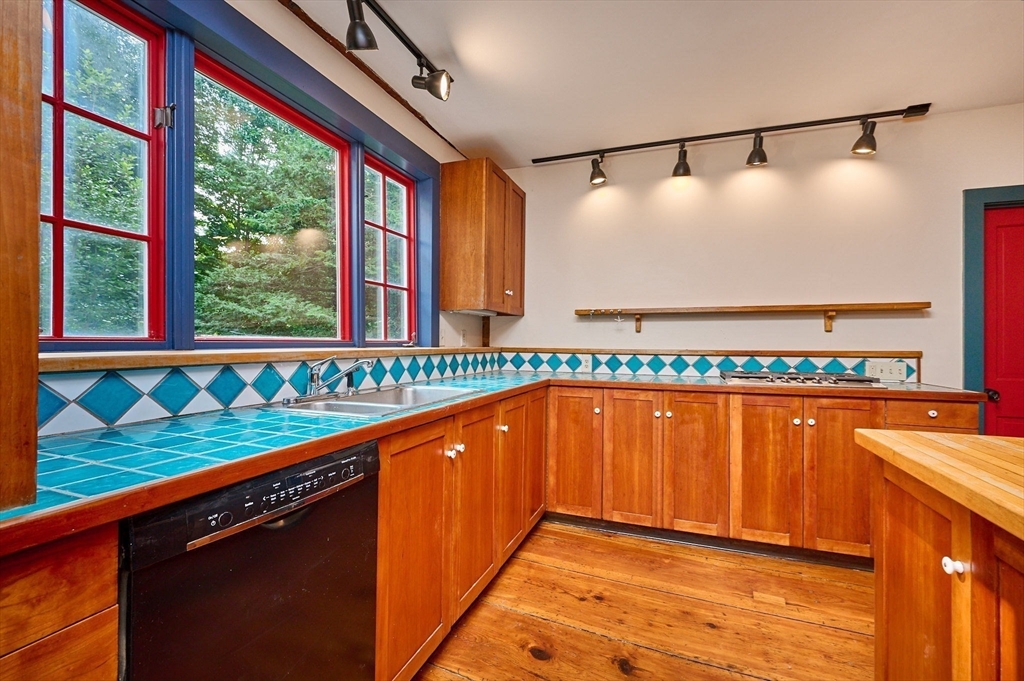 122 Bay Road Hadley, MA 01035 - Photo 5 of 42 Gallery Image 5