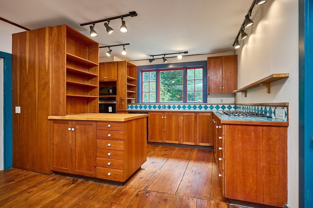 122 Bay Road Hadley, MA 01035 - Photo 6 of 42 Gallery Image 6