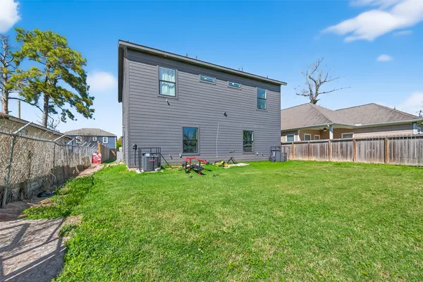 a view of a house with backyard and garden
