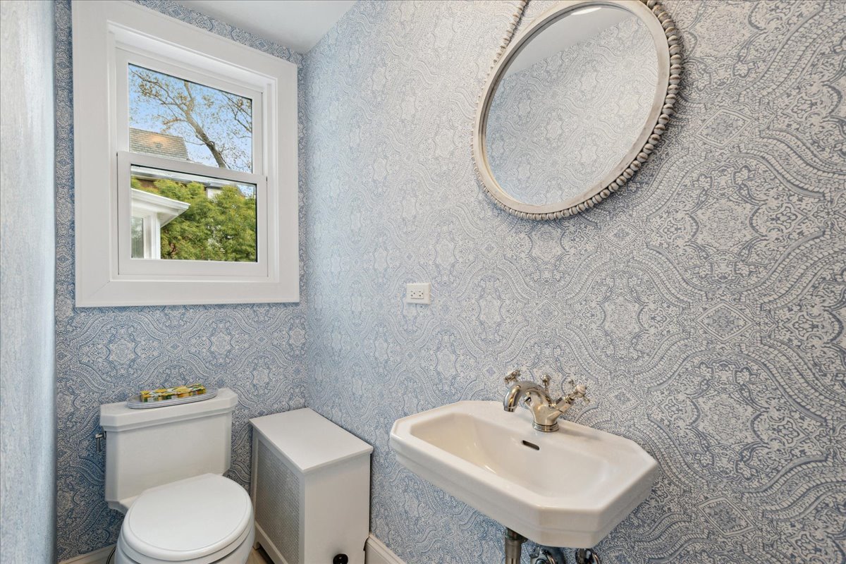 230 Oxford Road Kenilworth, IL 60043 - Photo 24 of 54 a bathroom with a toilet a sink and mirror