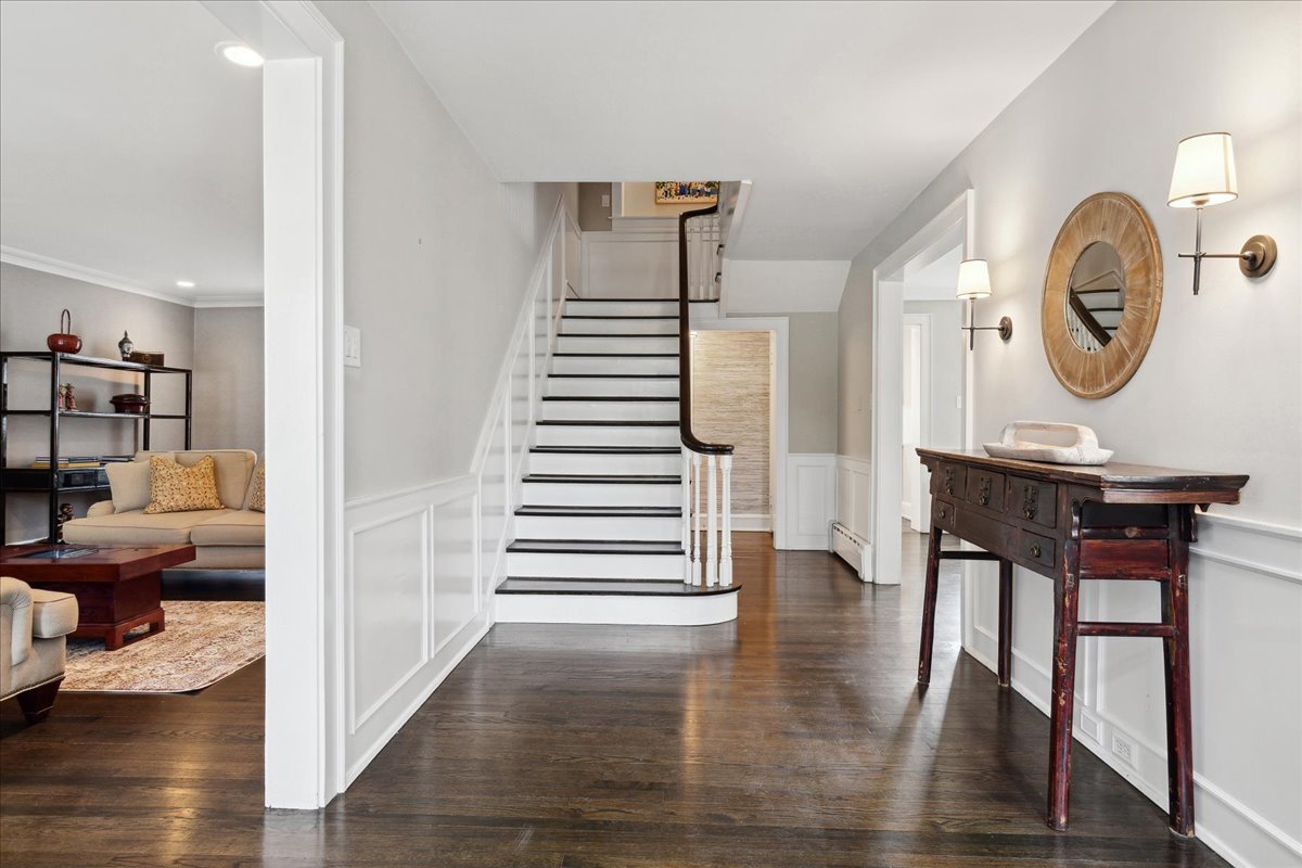 230 Oxford Road Kenilworth, IL 60043 - Photo 25 of 54 a view of a hallway with seating area