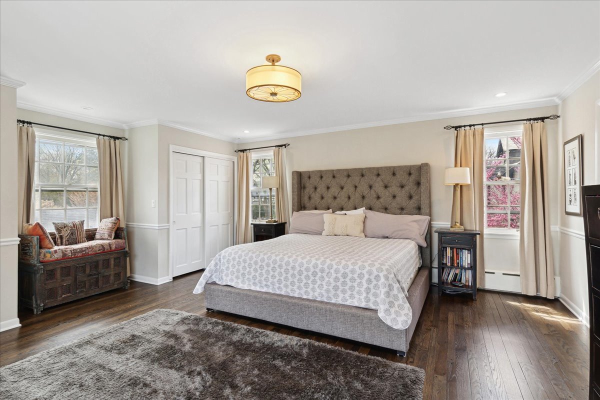 230 Oxford Road Kenilworth, IL 60043 - Photo 27 of 54 a bedroom with a bed and a couch