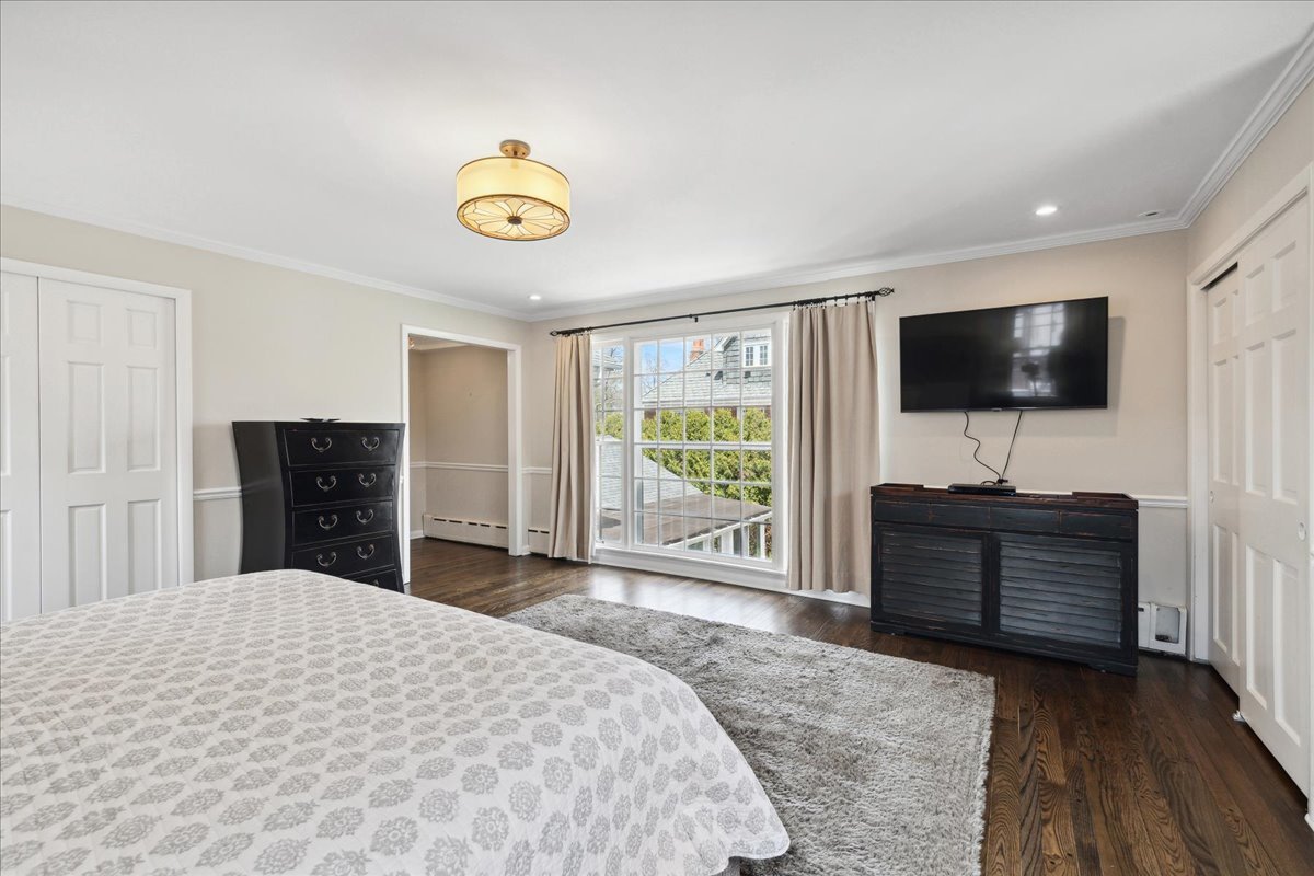 230 Oxford Road Kenilworth, IL 60043 - Photo 28 of 54 a bedroom with a bed and a flat screen tv