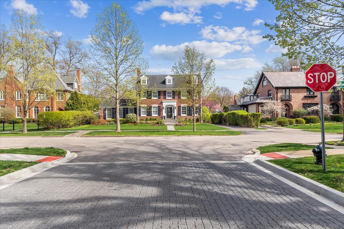230 Oxford Road Kenilworth, IL 60043 - Photo 3 of 54 a view of a volley ball court