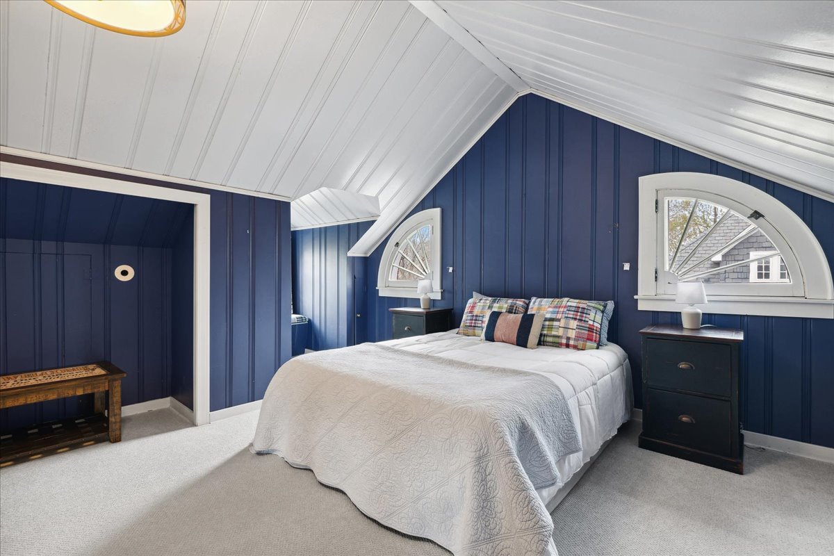 230 Oxford Road Kenilworth, IL 60043 - Photo 39 of 54 a bedroom with a bed and a closet