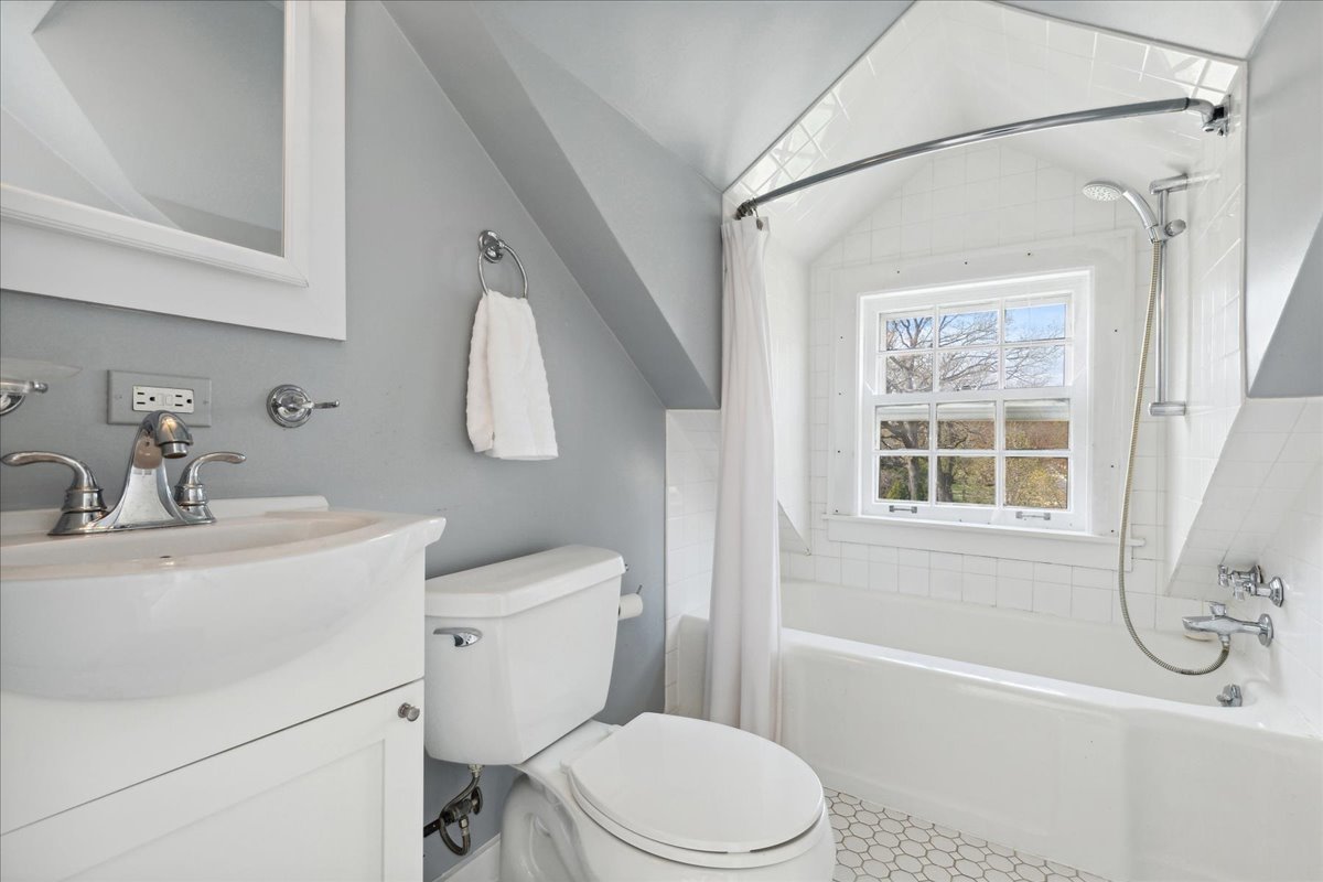 230 Oxford Road Kenilworth, IL 60043 - Photo 41 of 54 a bathroom with a sink toilet and shower