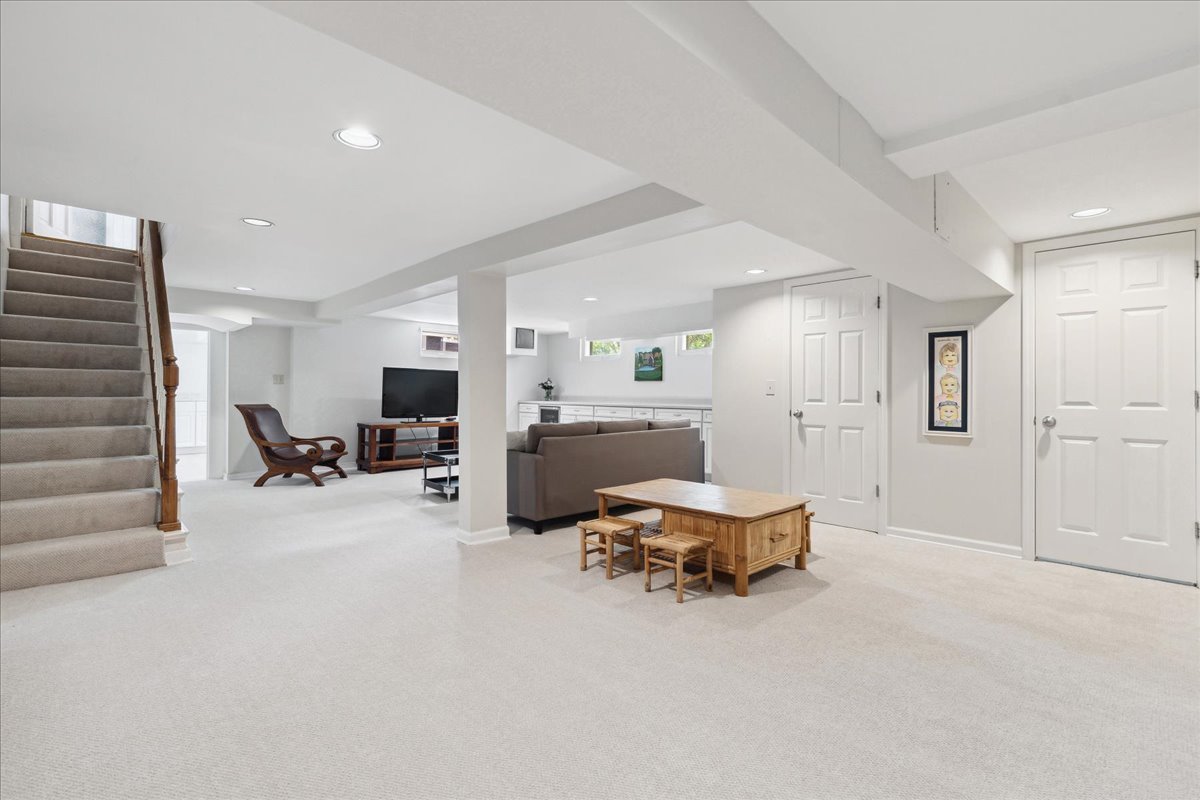 230 Oxford Road Kenilworth, IL 60043 - Photo 44 of 54 a room with furniture and white walls