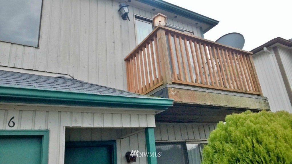 516 Smithers Avenue South Renton, WA 98057 - Photo 22 of 23 a view of balcony with small garden