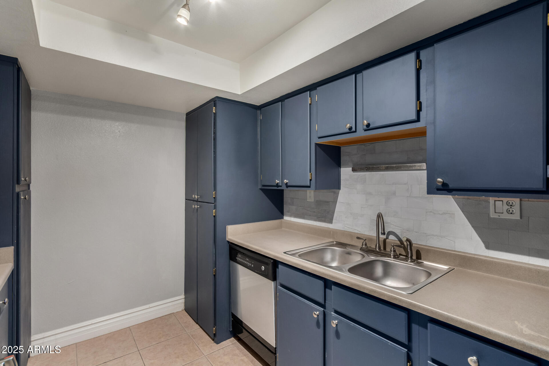 3825 East Camelback Road, Unit 251 Phoenix, AZ 85018 - Photo 10 of 40 Kitchen