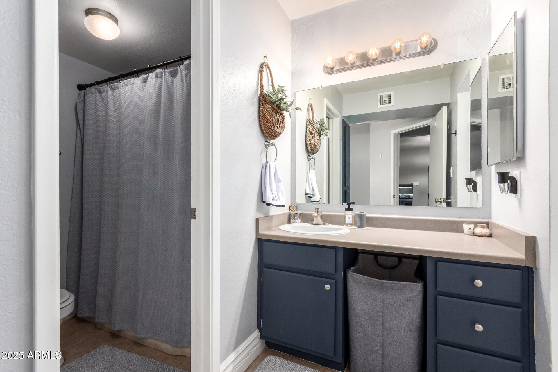 3825 East Camelback Road, Unit 251 Phoenix, AZ 85018 - Photo 15 of 40 Primary Bathroom
