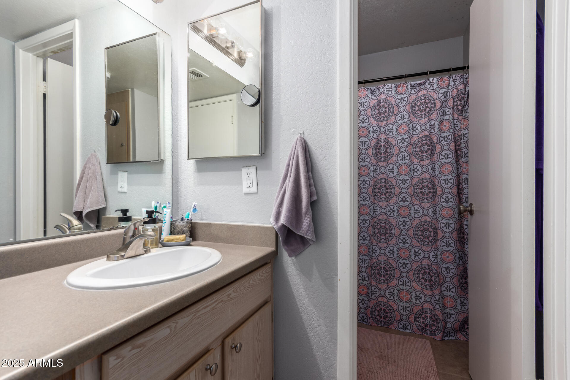 3825 East Camelback Road, Unit 251 Phoenix, AZ 85018 - Photo 20 of 40 En-suit bathroom