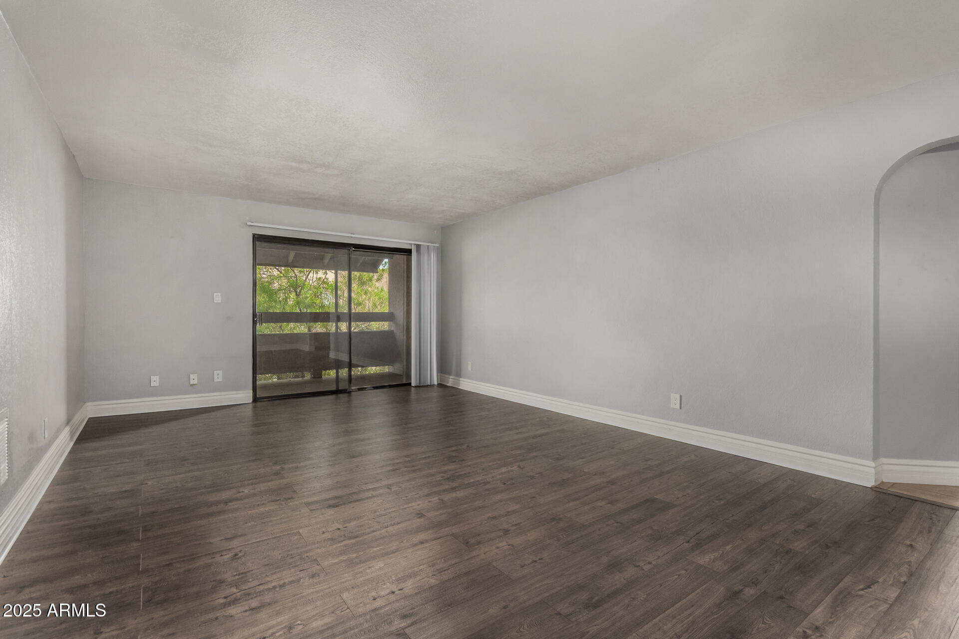 3825 East Camelback Road, Unit 251 Phoenix, AZ 85018 - Photo 3 of 40 Living Room