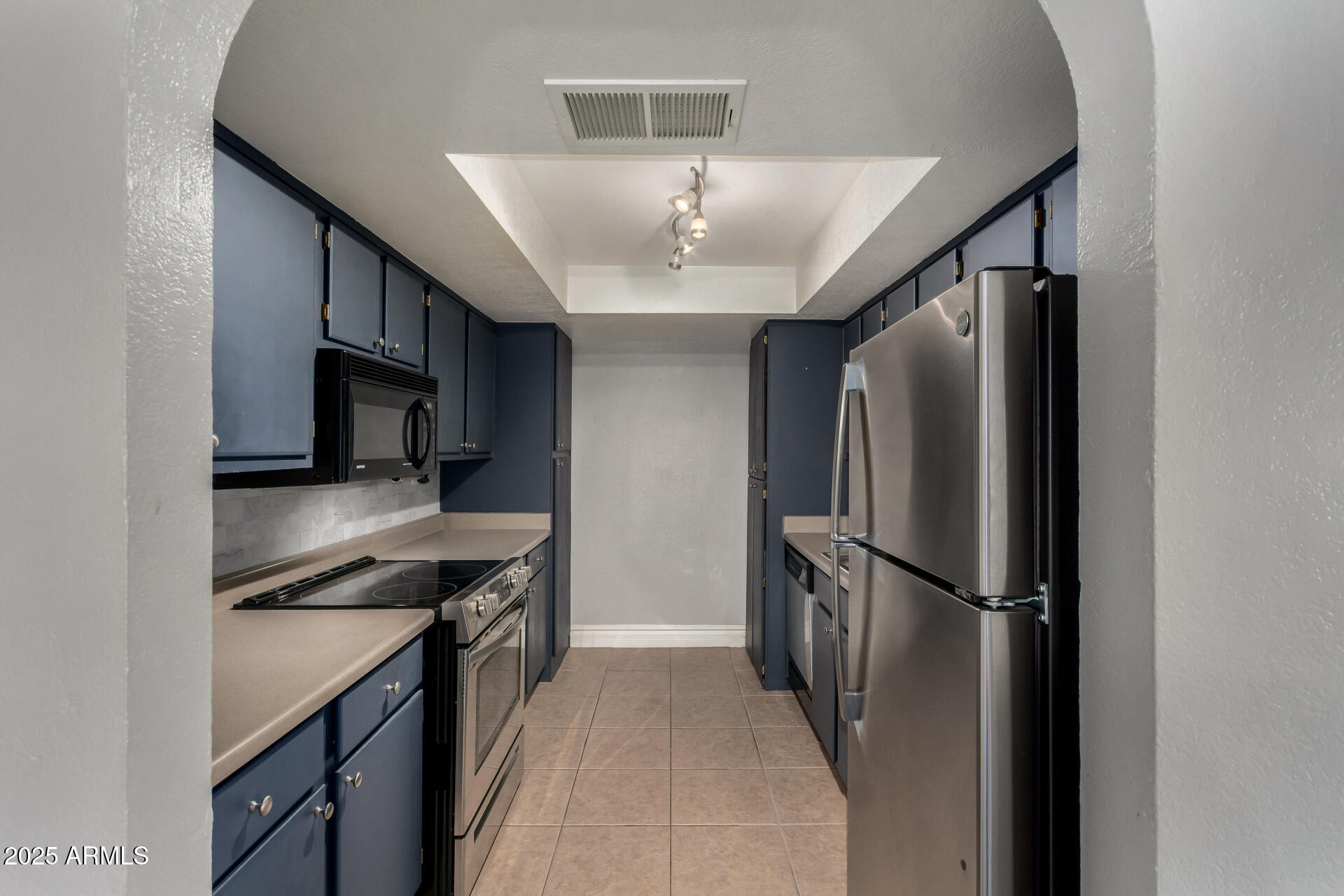 3825 East Camelback Road, Unit 251 Phoenix, AZ 85018 - Photo 7 of 40 Kitchen