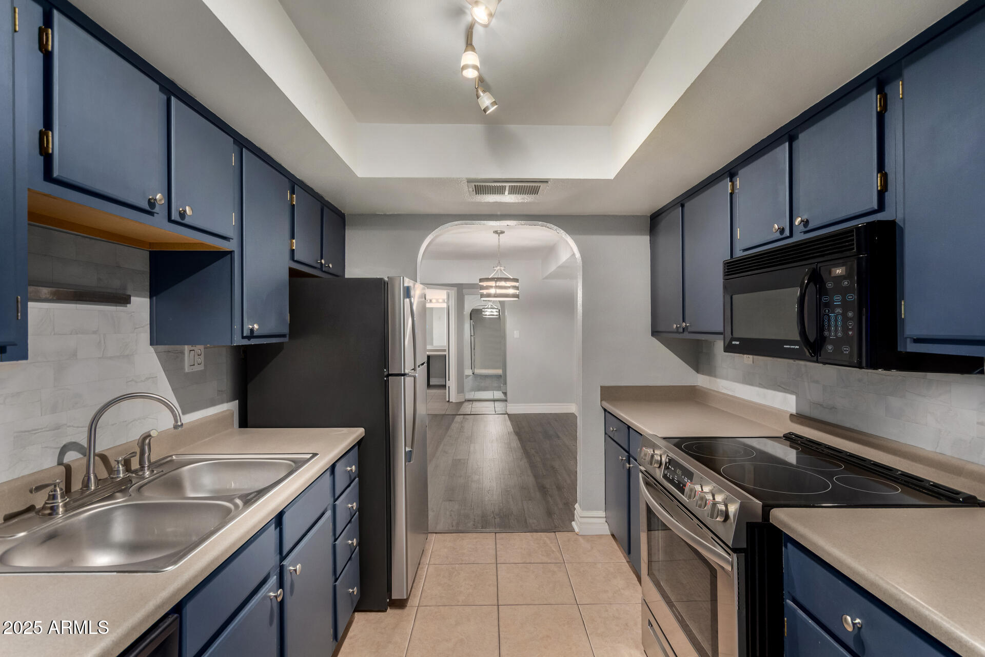 3825 East Camelback Road, Unit 251 Phoenix, AZ 85018 - Photo 8 of 40 Kitchen