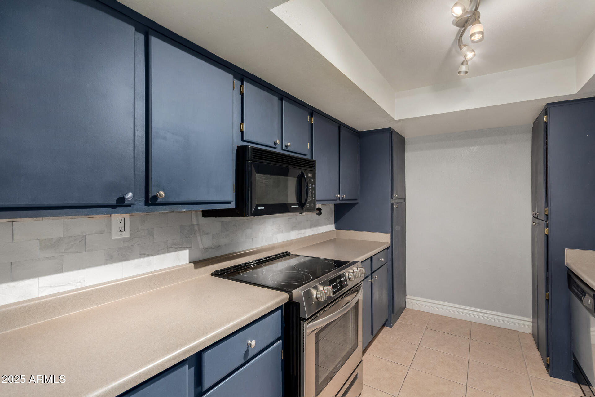 3825 East Camelback Road, Unit 251 Phoenix, AZ 85018 - Photo 9 of 40 Kitchen
