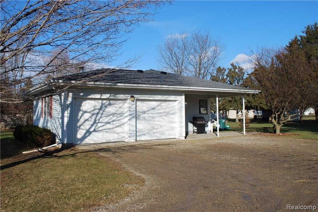 4950 Cemetery Road Fowlerville, MI 48836 - Photo 3 of 45