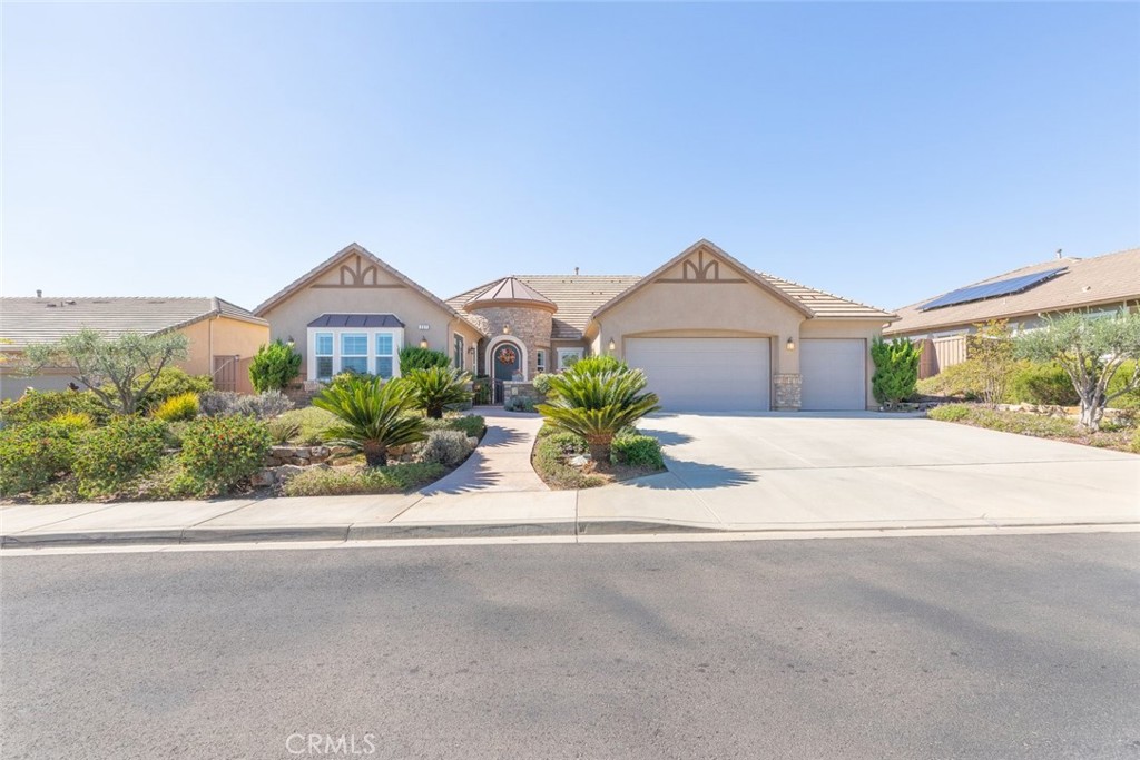 227 Tom McGuinness Jr Circle Fallbrook, CA 92028 - Photo 4 of 42 front view of a house with a yard