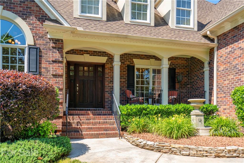 6607 Fox Ridge Circle Davidson, NC 28036 - Photo 3 of 48 a view of a building with potted plants