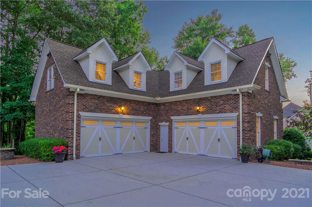 6607 Fox Ridge Circle Davidson, NC 28036 - Photo 30 of 48 a front view of a house with garden
