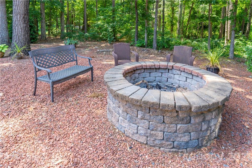 6607 Fox Ridge Circle Davidson, NC 28036 - Photo 47 of 48 a view of a bench in a backyard