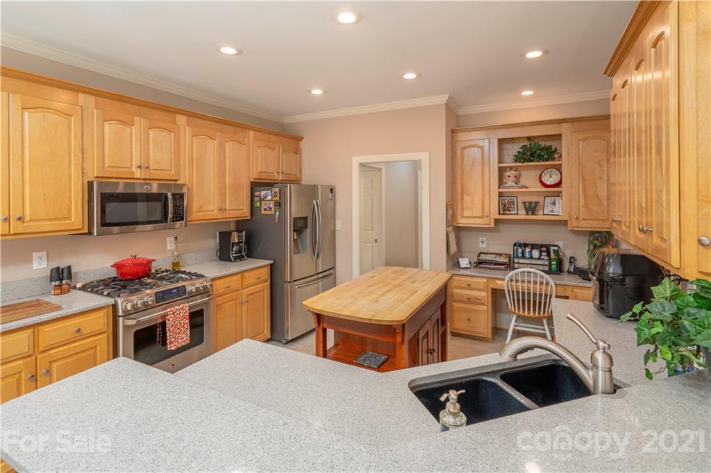 6607 Fox Ridge Circle Davidson, NC 28036 - Photo 9 of 48 a kitchen that has a lot of cabinets in it and appliances