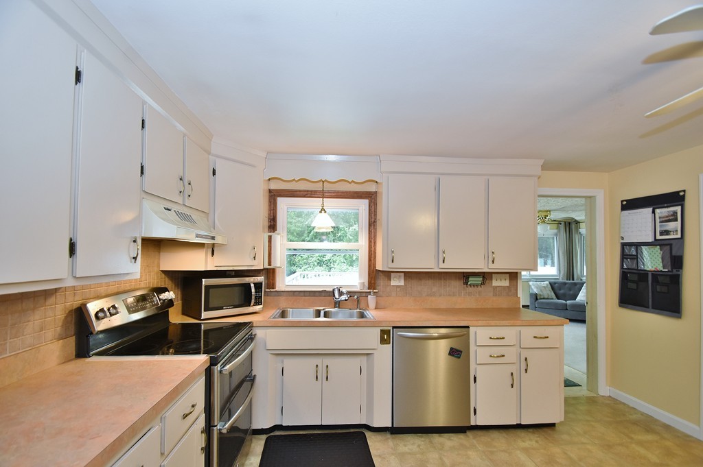 40 Whipple Road Billerica, MA 01821 - Photo 4 of 11