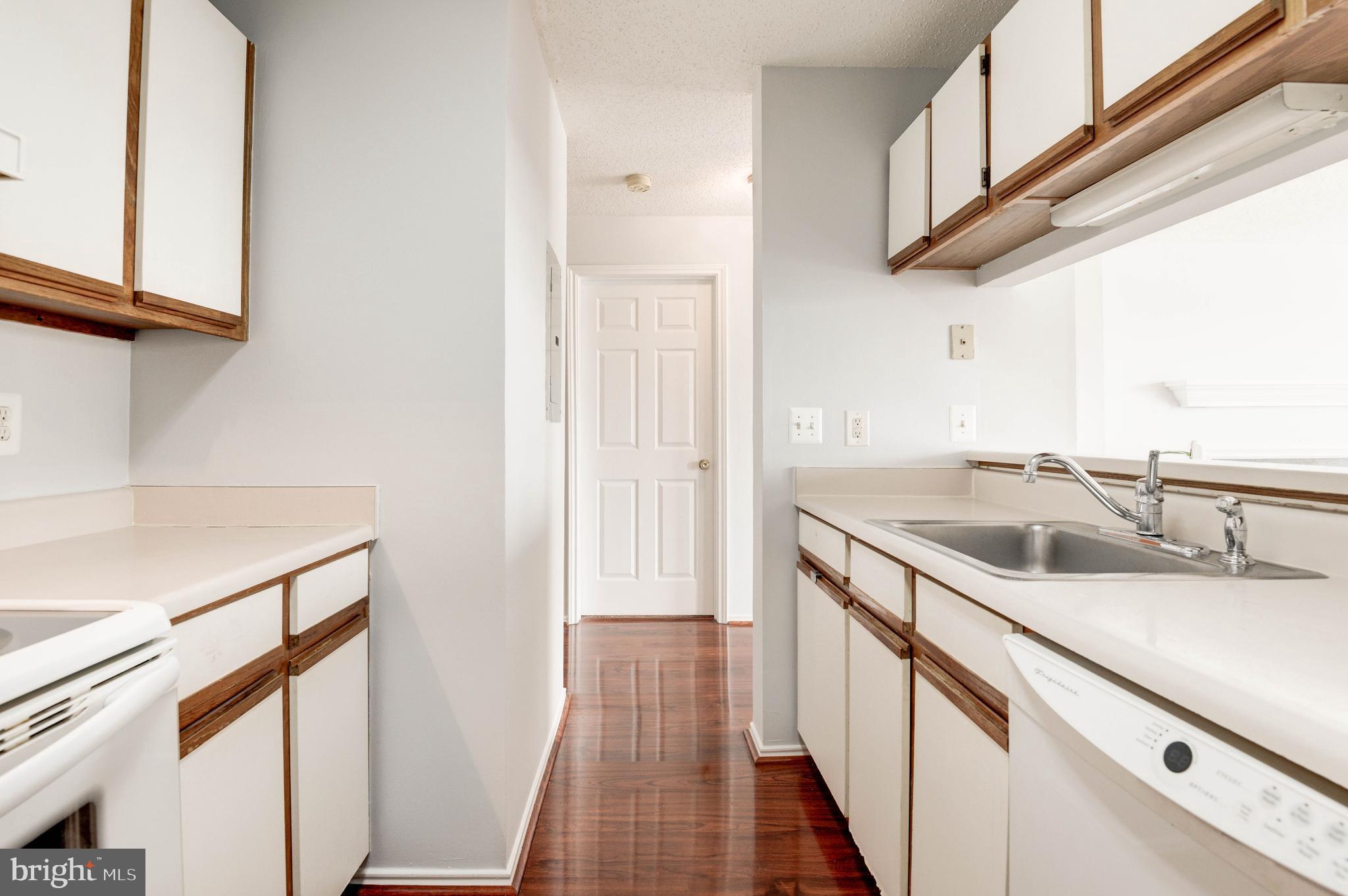20979 Timber Ridge Terrace, Unit 303 Ashburn, VA 20147 - Photo 9 of 23 Kitchen
