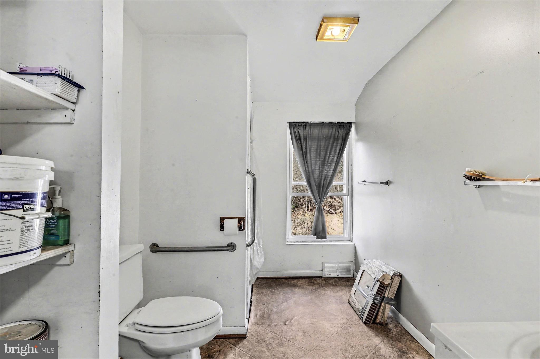 1220 Shesley Road Edgewater, MD 21037 - Photo 15 of 22 a bathroom with a toilet sink and tub