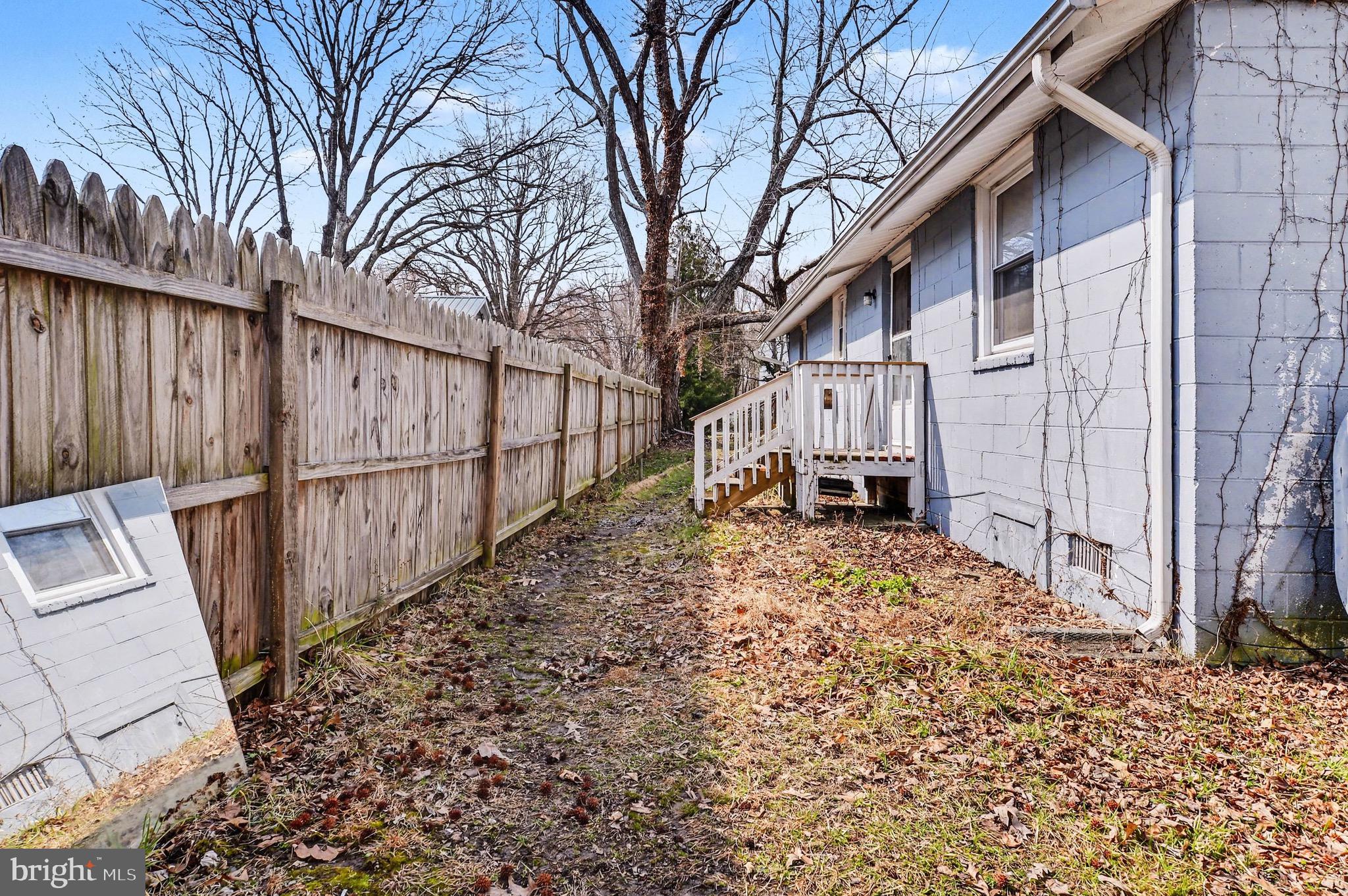1220 Shesley Road Edgewater, MD 21037 - Photo 17 of 22 a backyard of a house