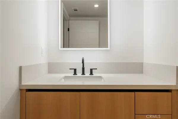 $2,750 | 7510 Sepulveda Boulevard, Unit 101, Van Nuys, CA 91405