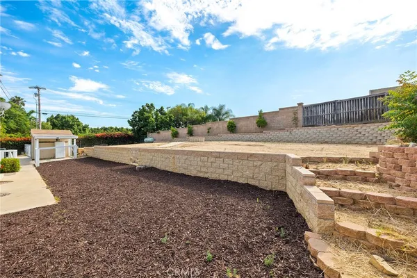 a view of a backyard