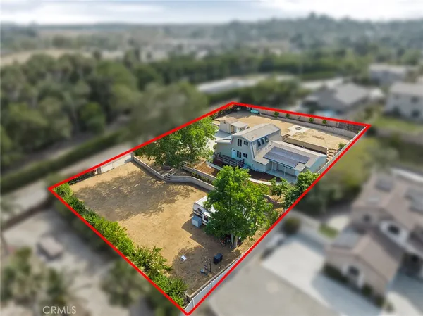 a view of a back yard of the house