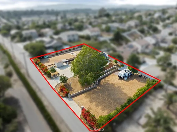 a view of a back yard of a house