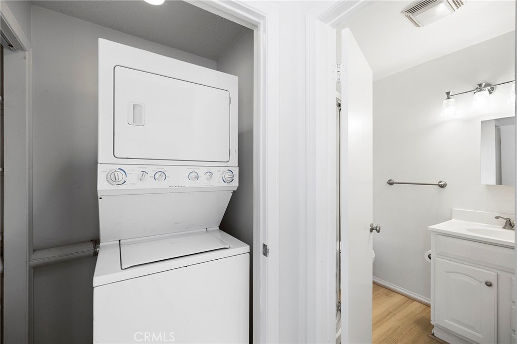 410 Palomino Road Fallbrook, CA 92028 - Photo 7 of 25 a utility room with dryer and washer