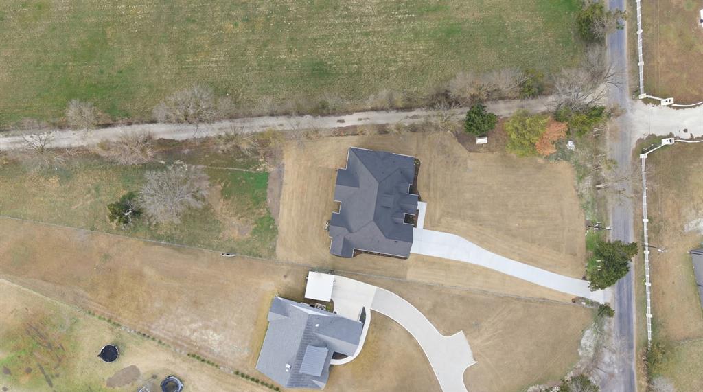 1860 Old Telico Road Ennis, TX 75119 - Photo 37 of 40 a bathroom with a bathtub