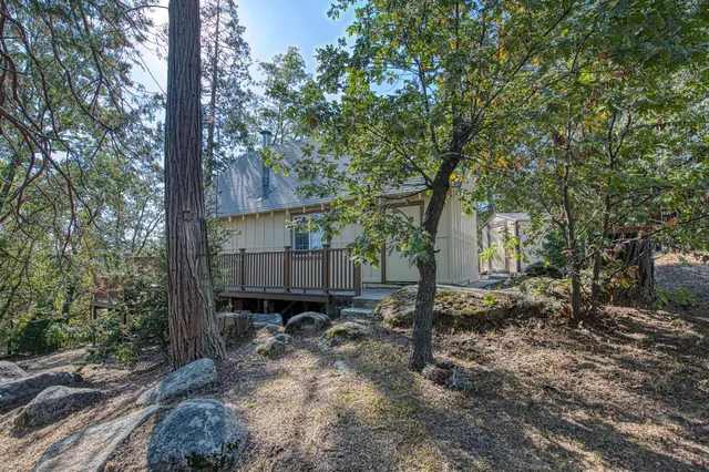 a view of a house with backyard and plants