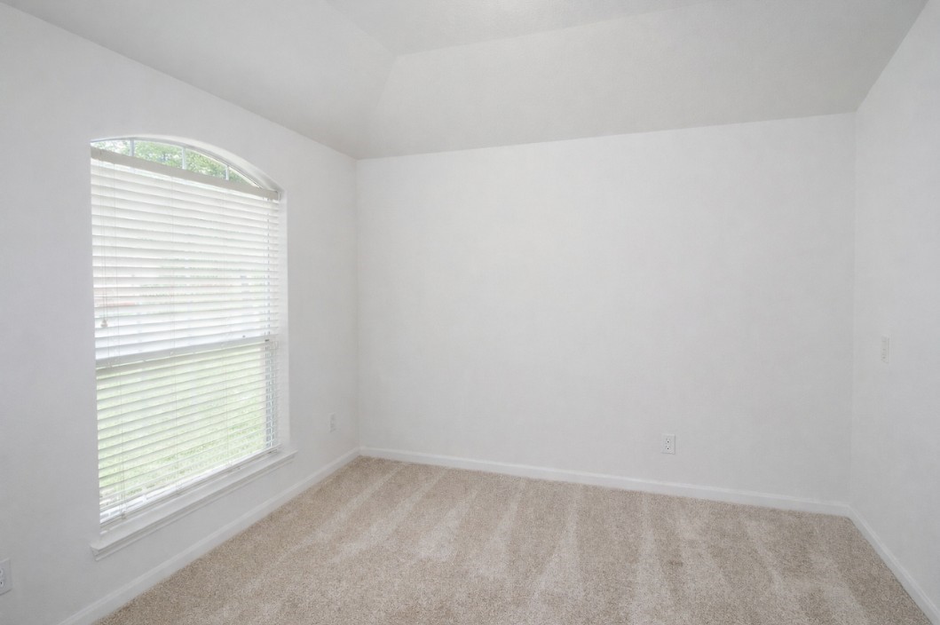 21530 Falvel Lake Drive Spring, TX 77388 - Photo 6 of 7 an empty room with a window