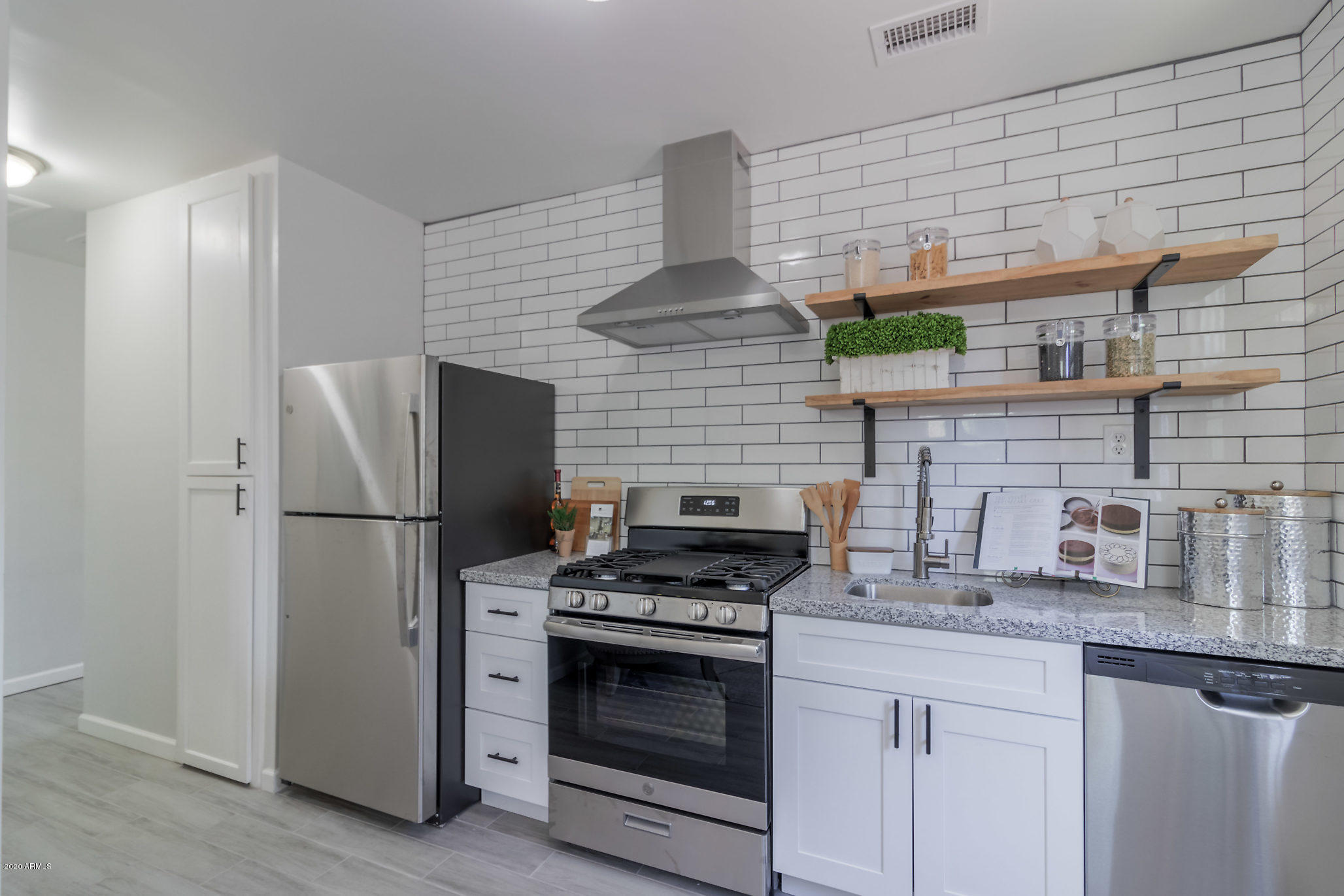 1649 East Oak Street, Unit 8 Phoenix, AZ 85006 - Photo 8 of 18 007-1649EOakSTUnit1-Phoenix-AZ-85006-sma