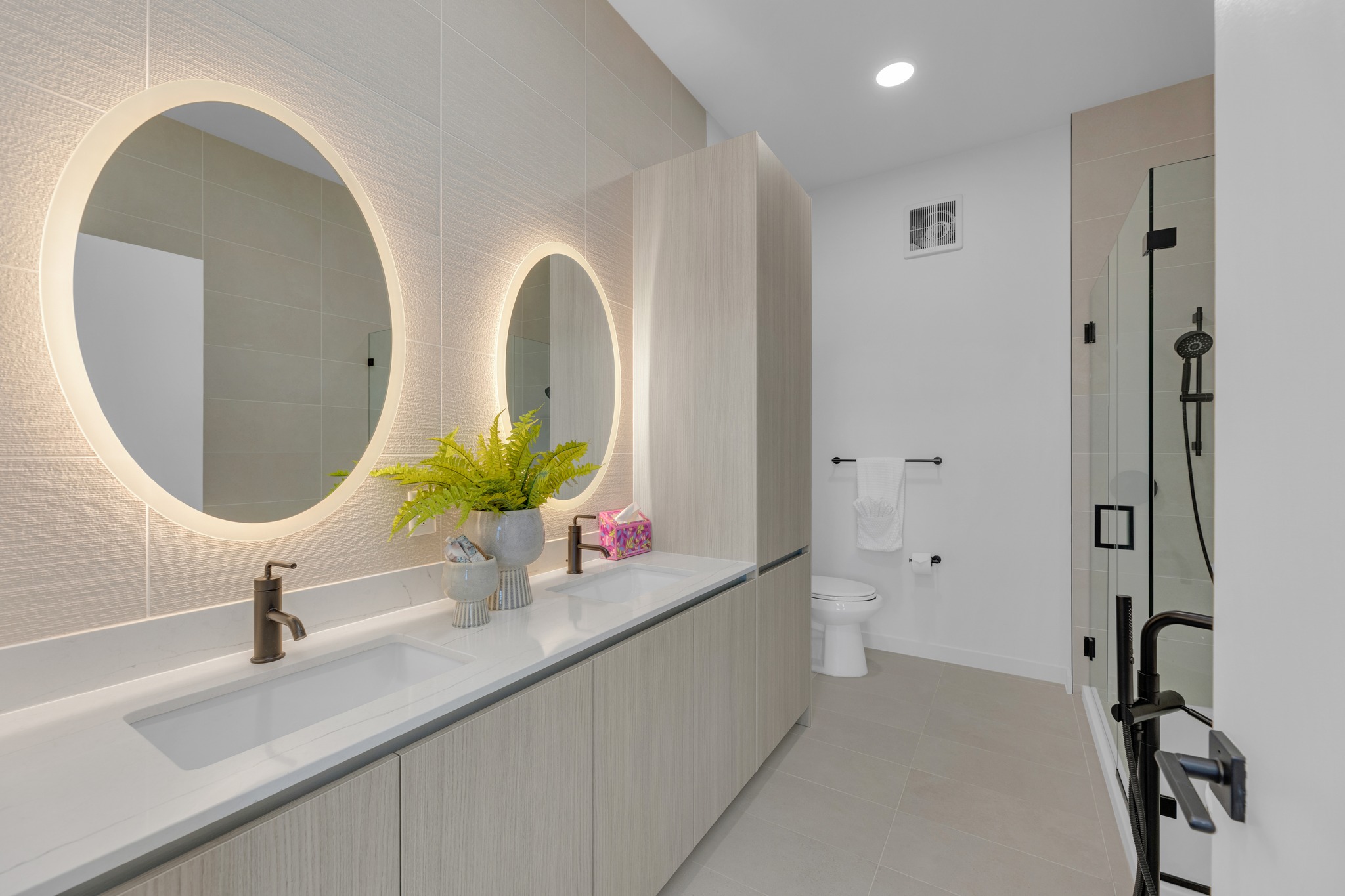 2209 South 1st Street, Unit 403 Austin, TX 78704 - Photo 17 of 40 Primary Bath