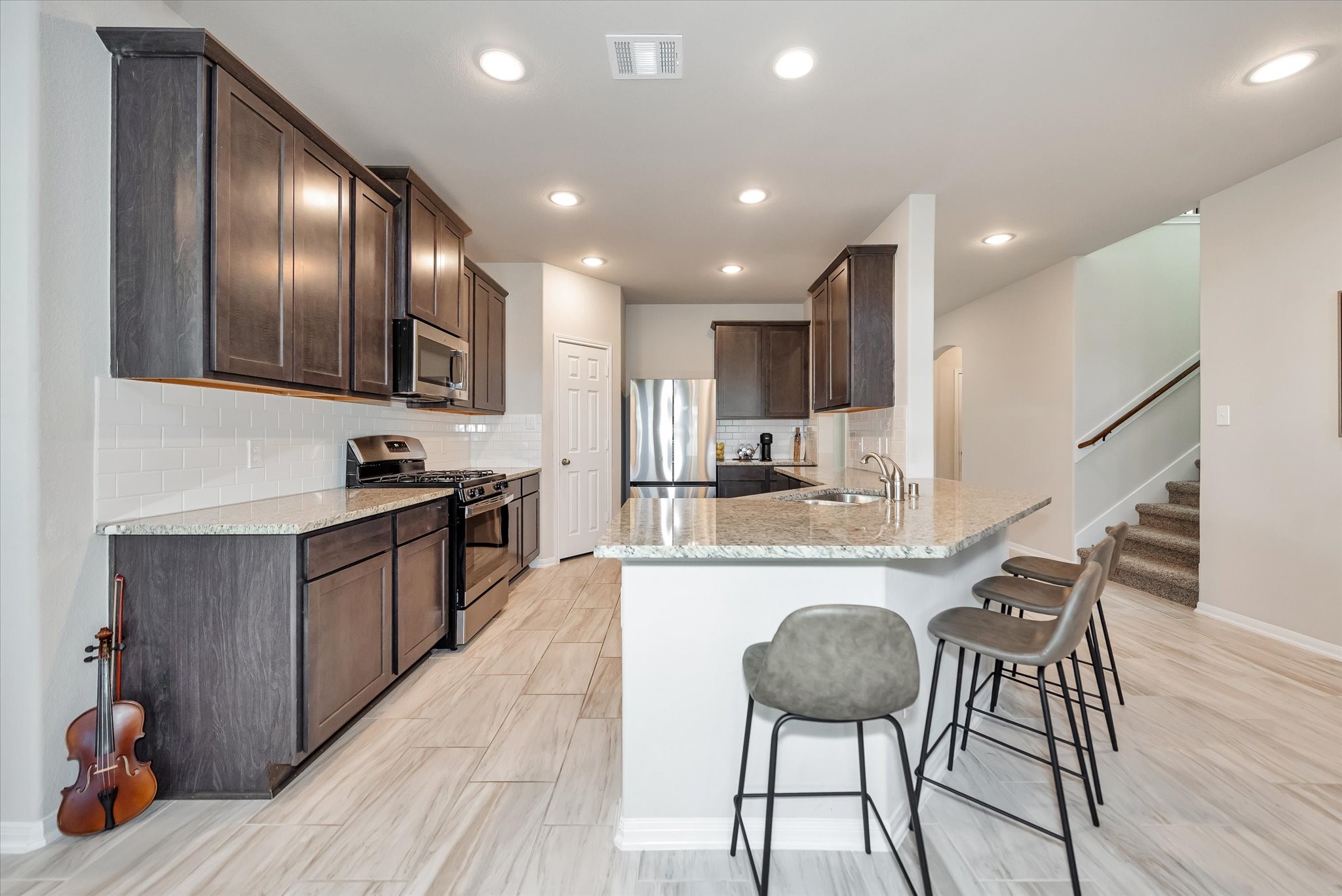 18306 Windy Knl Way Houston, TX 77084 - Photo 16 of 46 Beautiful kitchen with 42" cabinets and breakfast bar