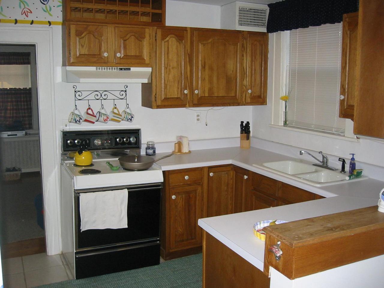 1886 Arlington Road Southwest Roanoke, VA 24015 - Photo 8 of 29 Kitchen