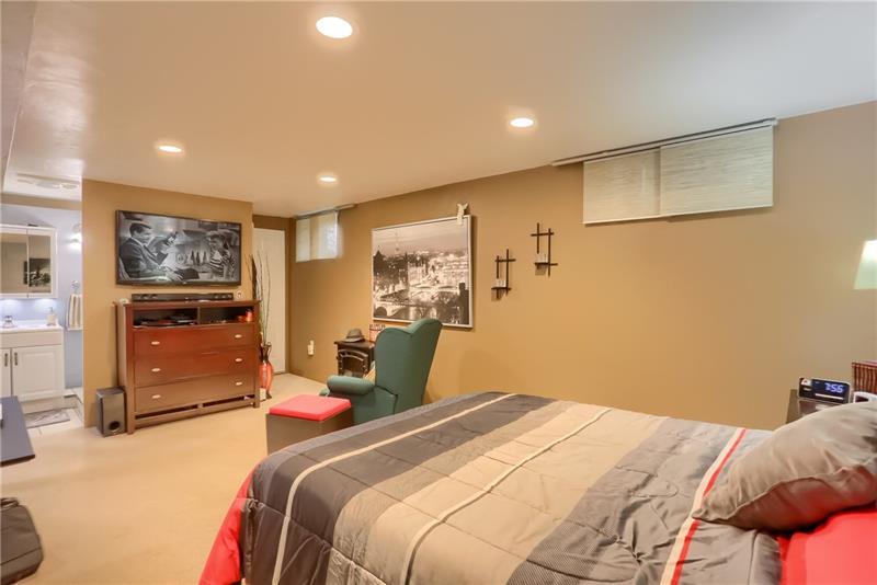 4138 Franklin Road Pittsburgh, PA 15214 - Photo 14 of 25