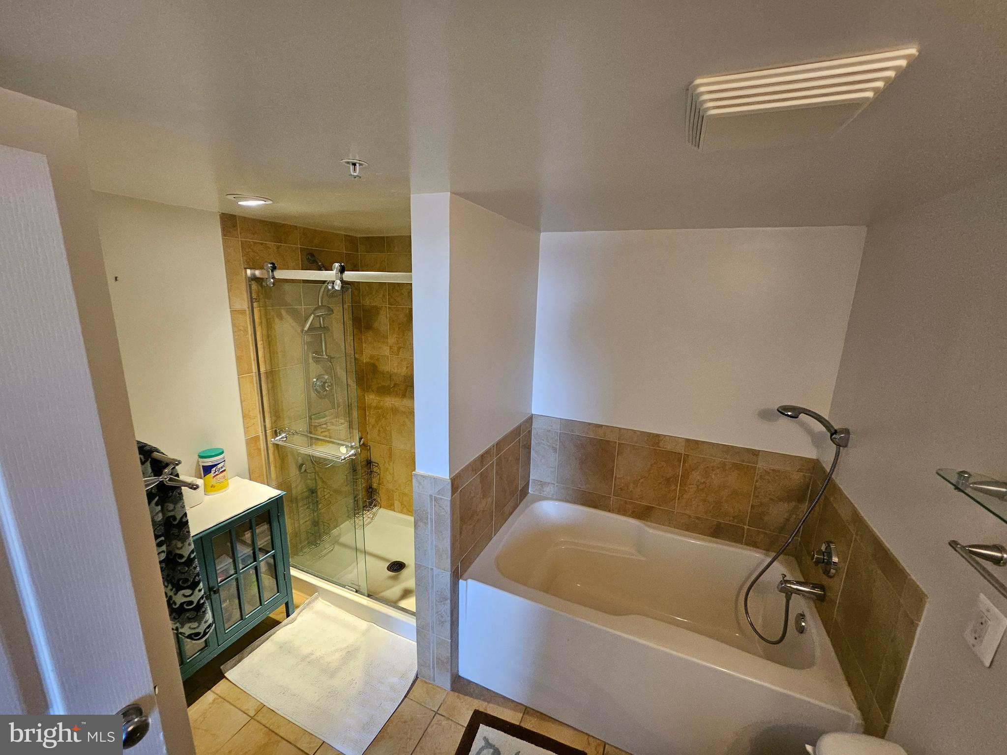 414 Water Street, Unit 2613 Baltimore, MD 21202 - Photo 20 of 42 a bathroom with a tub a sink and glass door