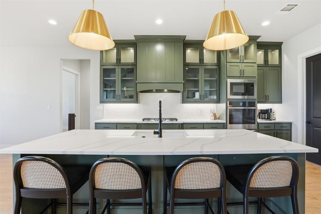 6620 Buffalo Ridge Circle Godley, TX 76044 - Photo 13 of 40 a kitchen with a table and chairs